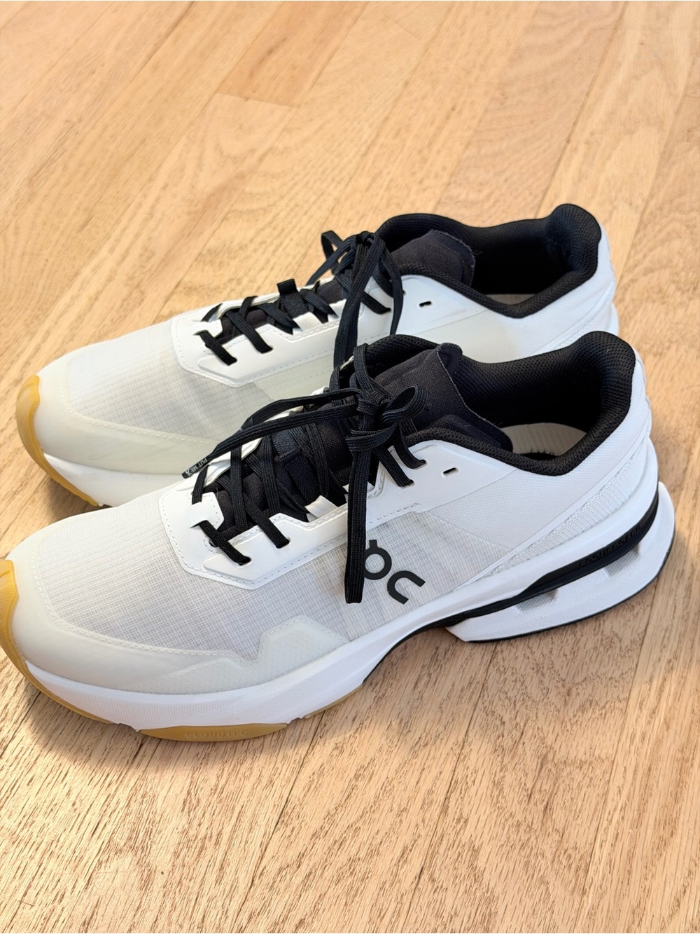 On Cloudzone Women’s Size 9.5 White Black Sneakers